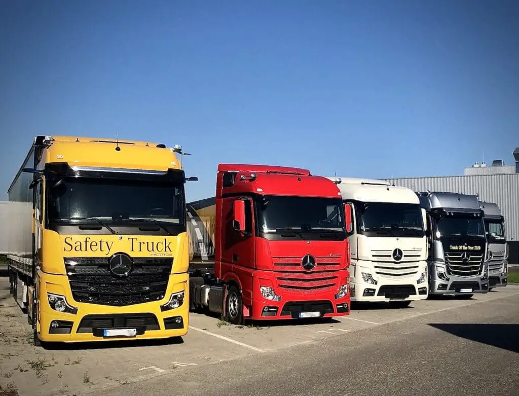 Merceds LKW's auf dem Parkplatz