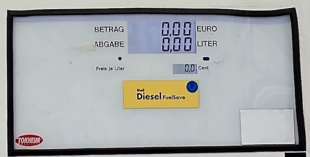 Das Display auf einer Tanksäule zeigt das Kraftstoffvolumen an.