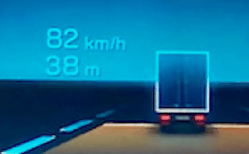 Displayanzeige von vorausfahrendem LKW mit Angabe von Geschwindigkeit und Abstand